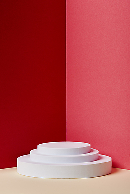 포토 JPG 스튜디오촬영 백그라운드 실내 사람없음 원형 오브젝트 모던 단상 빨간배경 입체도형 포디움 목업 카피스페이스 국내포토 도형 내부 빨간색 공백 무대 입체 파일형식