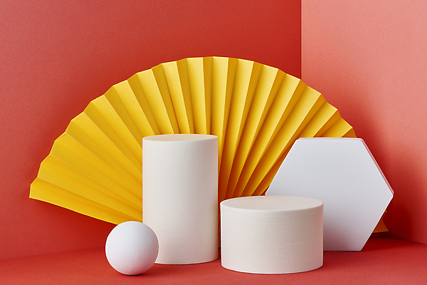 포토 JPG 스튜디오촬영 백그라운드 실내 사람없음 흰색 원형 오브젝트 모던 원기둥 육각형 단상 부채모양 빨간배경 입체도형 접기 포디움 목업 카피스페이스 국내포토 모양 도형 컬러 모션 내부 빨간색 공백 무대 입체 파일형식