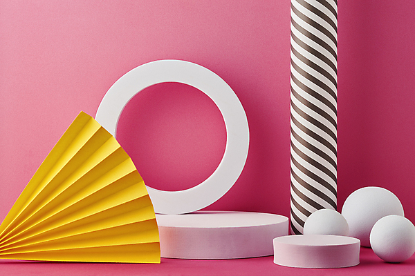포토 JPG 스튜디오촬영 분홍색 백그라운드 실내 사람없음 줄무늬 기둥 원형 고리 오브젝트 모던 단상 부채모양 입체도형 접기 포디움 목업 카피스페이스 국내포토 모양 도형 건축 컬러 무늬 모션 내부 공백 무대 입체 파일형식