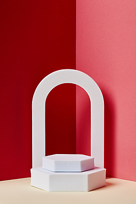 포토 JPG 스튜디오촬영 백그라운드 실내 사람없음 오브젝트 모던 아치 육각형 단상 빨간배경 입체도형 포디움 목업 카피스페이스 국내포토 도형 내부 빨간색 공백 무대 입체 파일형식