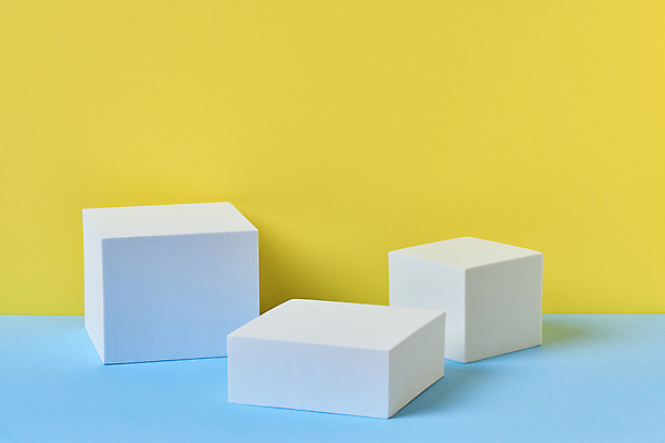 포토 JPG 스튜디오촬영 백그라운드 실내 사람없음 오브젝트 모던 파란배경 정사각형 단상 노란배경 입체도형 포디움 목업 카피스페이스 국내포토 도형 내부 파란색 노란색 공백 무대 입체 파일형식