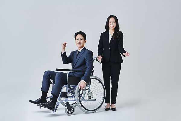 포토 JPG 스튜디오촬영 전신 응시 여자 남자 안경 비즈니스 회색배경 직장 실내 서기 미소 앉기 정장 성인 두명 앞모습 옆모습 30대 비즈니스라이프 파이팅 한국인 비즈니스맨 비즈니스우먼 장애인 손내밀기 휠체어 비장애인 성인만 안경낌 장애인취업 국내포토 라이프스타일 시선 잡화 옷 뷰포인트 백그라운드 회사 모션 표정 사람 동양인 손짓 내부 장년 회색 직장인 장애 파일형식