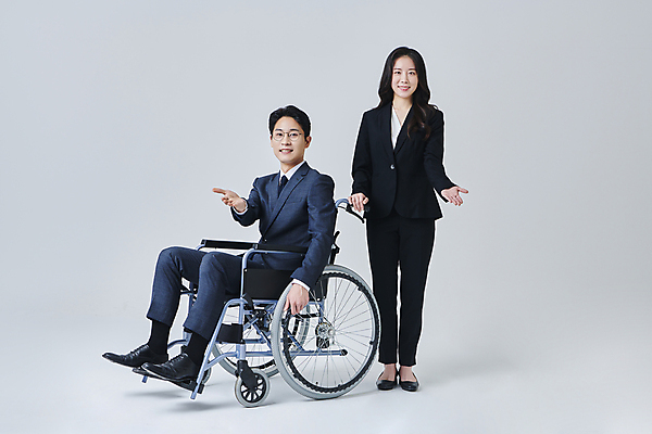 포토 JPG 스튜디오촬영 전신 응시 여자 남자 안경 비즈니스 회색배경 직장 실내 서기 미소 앉기 정장 성인 두명 앞모습 옆모습 30대 비즈니스라이프 한국인 비즈니스맨 비즈니스우먼 장애인 손내밀기 휠체어 비장애인 성인만 안경낌 장애인취업 국내포토 라이프스타일 시선 잡화 옷 뷰포인트 백그라운드 회사 모션 표정 사람 동양인 손짓 내부 장년 회색 직장인 장애 파일형식