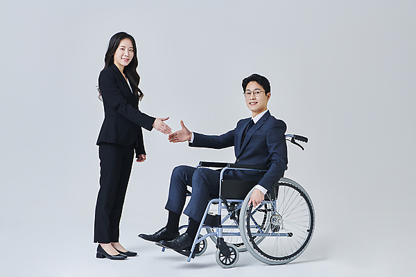 포토 JPG 스튜디오촬영 전신 응시 여자 남자 안경 비즈니스 회색배경 악수 직장 실내 서기 미소 앉기 정장 성인 두명 옆모습 30대 비즈니스라이프 한국인 비즈니스맨 비즈니스우먼 장애인 휠체어 비장애인 성인만 안경낌 장애인취업 국내포토 라이프스타일 시선 잡화 옷 뷰포인트 백그라운드 회사 모션 표정 사람 동양인 손짓 내부 장년 회색 직장인 장애 파일형식
