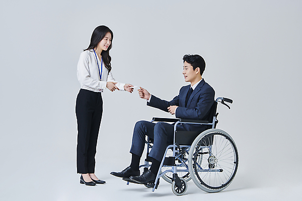 포토 JPG 스튜디오촬영 전신 여자 남자 비즈니스 명함 회색배경 직장 실내 서기 미소 앉기 정장 성인 두명 옆모습 30대 비즈니스라이프 한국인 예절 비즈니스맨 비즈니스우먼 장애인 휠체어 주기 사원증 비장애인 성인만 장애인취업 국내포토 라이프스타일 옷 뷰포인트 백그라운드 회사 모션 표정 사람 동양인 내부 장년 회색 직장인 장애 파일형식