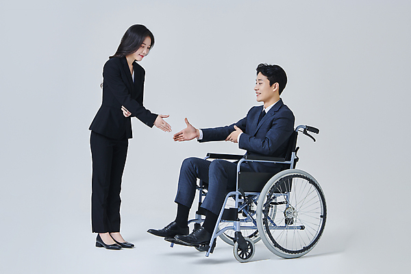 포토 JPG 스튜디오촬영 전신 응시 여자 남자 비즈니스 회색배경 악수 직장 실내 서기 미소 앉기 정장 성인 두명 옆모습 30대 비즈니스라이프 한국인 비즈니스맨 비즈니스우먼 장애인 휠체어 비장애인 성인만 장애인취업 국내포토 라이프스타일 시선 옷 뷰포인트 백그라운드 회사 모션 표정 사람 동양인 손짓 내부 장년 회색 직장인 장애 파일형식