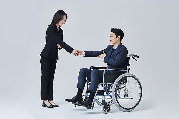 포토 JPG 스튜디오촬영 전신 여자 남자 비즈니스 회색배경 악수 직장 실내 서기 미소 앉기 정장 성인 두명 옆모습 30대 비즈니스라이프 한국인 비즈니스맨 비즈니스우먼 장애인 휠체어 비장애인 성인만 장애인취업 국내포토 라이프스타일 옷 뷰포인트 백그라운드 회사 모션 표정 사람 동양인 손짓 내부 장년 회색 직장인 장애 파일형식