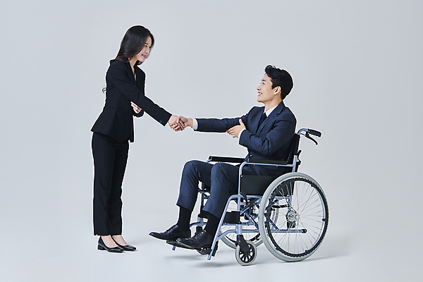 포토 JPG 스튜디오촬영 전신 여자 남자 비즈니스 회색배경 악수 직장 실내 서기 미소 앉기 정장 성인 두명 옆모습 30대 비즈니스라이프 마주보기 한국인 비즈니스맨 비즈니스우먼 장애인 휠체어 비장애인 성인만 장애인취업 국내포토 라이프스타일 옷 뷰포인트 백그라운드 회사 모션 표정 사람 동양인 손짓 내부 장년 회색 직장인 장애 파일형식