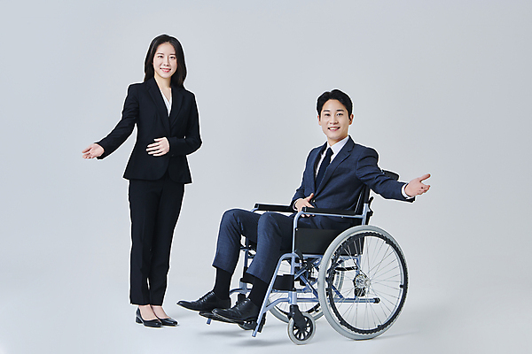 포토 JPG 스튜디오촬영 전신 응시 여자 남자 비즈니스 회색배경 직장 실내 서기 미소 앉기 정장 성인 두명 앞모습 옆모습 30대 비즈니스라이프 한국인 비즈니스맨 비즈니스우먼 장애인 손내밀기 휠체어 비장애인 성인만 장애인취업 국내포토 라이프스타일 시선 옷 뷰포인트 백그라운드 회사 모션 표정 사람 동양인 손짓 내부 장년 회색 직장인 장애 파일형식