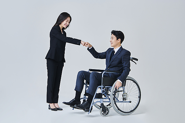 포토 JPG 스튜디오촬영 전신 여자 남자 비즈니스 회색배경 직장 실내 서기 미소 앉기 정장 성인 두명 옆모습 30대 비즈니스라이프 주먹 한국인 비즈니스맨 비즈니스우먼 장애인 휠체어 비장애인 성인만 장애인취업 주먹인사 국내포토 라이프스타일 옷 뷰포인트 포즈 백그라운드 회사 모션 표정 사람 동양인 내부 장년 회색 인사 직장인 장애 파일형식