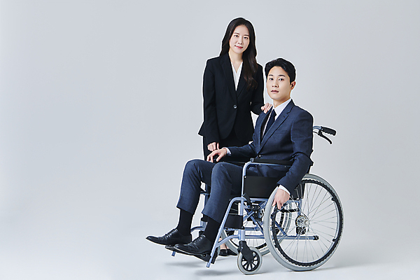 포토 JPG 스튜디오촬영 전신 응시 여자 남자 비즈니스 회색배경 직장 실내 서기 미소 앉기 정장 성인 두명 앞모습 옆모습 30대 비즈니스라이프 한국인 비즈니스맨 비즈니스우먼 장애인 휠체어 비장애인 성인만 어깨에손 장애인취업 국내포토 라이프스타일 시선 옷 뷰포인트 백그라운드 회사 모션 표정 사람 동양인 내부 장년 회색 직장인 장애 파일형식