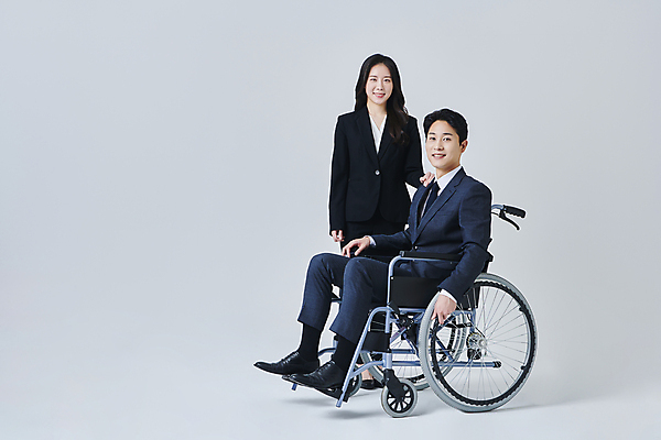 포토 JPG 스튜디오촬영 전신 응시 여자 남자 비즈니스 회색배경 직장 실내 서기 미소 앉기 정장 성인 두명 앞모습 옆모습 30대 비즈니스라이프 한국인 비즈니스맨 비즈니스우먼 장애인 휠체어 비장애인 성인만 어깨에손 장애인취업 국내포토 라이프스타일 시선 옷 뷰포인트 백그라운드 회사 모션 표정 사람 동양인 내부 장년 회색 직장인 장애 파일형식