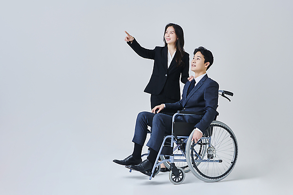 포토 JPG 스튜디오촬영 전신 응시 여자 남자 비즈니스 회색배경 직장 실내 서기 미소 앉기 정장 성인 두명 앞모습 옆모습 30대 비즈니스라이프 한국인 가리킴 비즈니스맨 비즈니스우먼 장애인 휠체어 비장애인 성인만 어깨에손 장애인취업 국내포토 라이프스타일 시선 옷 뷰포인트 백그라운드 회사 모션 표정 사람 동양인 손짓 내부 장년 회색 직장인 장애 파일형식