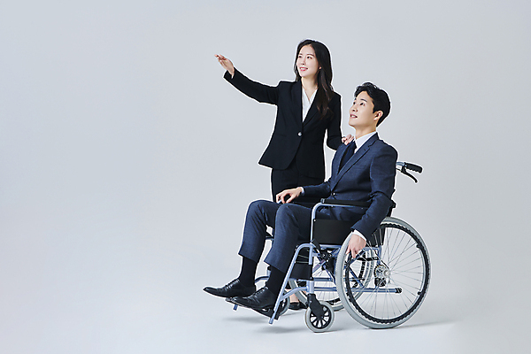 포토 JPG 스튜디오촬영 전신 응시 여자 남자 비즈니스 회색배경 직장 실내 서기 미소 앉기 정장 성인 두명 앞모습 옆모습 30대 비즈니스라이프 한국인 가리킴 비즈니스맨 비즈니스우먼 장애인 휠체어 비장애인 성인만 어깨에손 장애인취업 국내포토 라이프스타일 시선 옷 뷰포인트 백그라운드 회사 모션 표정 사람 동양인 손짓 내부 장년 회색 직장인 장애 파일형식