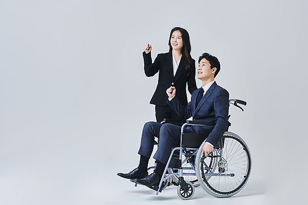 포토 JPG 스튜디오촬영 전신 응시 여자 남자 비즈니스 회색배경 직장 실내 서기 미소 앉기 정장 성인 두명 앞모습 옆모습 30대 비즈니스라이프 파이팅 주먹 한국인 비즈니스맨 비즈니스우먼 장애인 휠체어 비장애인 성인만 장애인취업 국내포토 라이프스타일 시선 옷 뷰포인트 백그라운드 회사 모션 표정 사람 동양인 내부 장년 회색 직장인 장애 파일형식