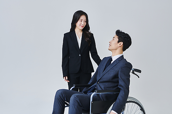포토 JPG 스튜디오촬영 응시 여자 남자 비즈니스 회색배경 직장 실내 미소 앉기 정장 상반신 성인 두명 앞모습 옆모습 30대 비즈니스라이프 마주보기 한국인 비즈니스맨 비즈니스우먼 장애인 휠체어 비장애인 성인만 장애인취업 국내포토 라이프스타일 시선 옷 뷰포인트 백그라운드 회사 모션 표정 사람 동양인 내부 장년 회색 직장인 장애 파일형식