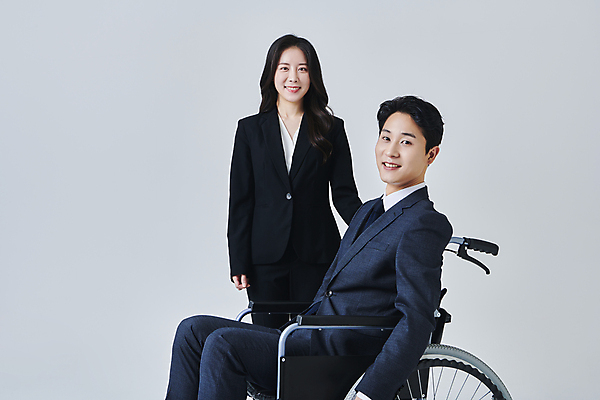 포토 JPG 스튜디오촬영 응시 여자 남자 비즈니스 회색배경 직장 실내 미소 앉기 정장 상반신 성인 두명 앞모습 옆모습 30대 비즈니스라이프 한국인 비즈니스맨 비즈니스우먼 장애인 휠체어 비장애인 성인만 장애인취업 국내포토 라이프스타일 시선 옷 뷰포인트 백그라운드 회사 모션 표정 사람 동양인 내부 장년 회색 직장인 장애 파일형식