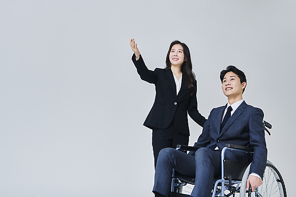 포토 JPG 스튜디오촬영 응시 여자 남자 비즈니스 회색배경 직장 실내 미소 앉기 정장 상반신 성인 두명 앞모습 30대 비즈니스라이프 한국인 가리킴 비즈니스맨 비즈니스우먼 장애인 휠체어 손뻗기 비장애인 성인만 장애인취업 국내포토 라이프스타일 시선 옷 뷰포인트 백그라운드 회사 모션 표정 사람 동양인 손짓 내부 장년 회색 직장인 장애 파일형식