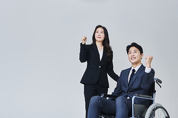 포토 JPG 스튜디오촬영 응시 여자 남자 비즈니스 회색배경 직장 실내 미소 앉기 정장 상반신 성인 두명 앞모습 30대 비즈니스라이프 파이팅 주먹 한국인 비즈니스맨 비즈니스우먼 장애인 휠체어 비장애인 성인만 장애인취업 국내포토 라이프스타일 시선 옷 뷰포인트 백그라운드 회사 모션 표정 사람 동양인 내부 장년 회색 직장인 장애 파일형식