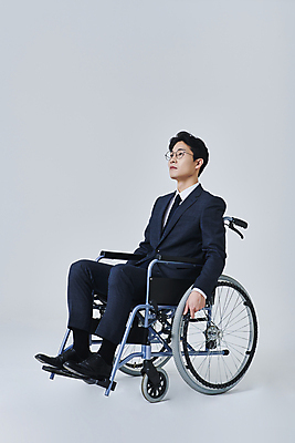 포토 JPG 스튜디오촬영 전신 응시 남자 안경 비즈니스 회색배경 직장 실내 무표정 한명 앉기 정장 성인 옆모습 30대 비즈니스라이프 한국인 비즈니스맨 장애인 휠체어 성인남자한명만 안경낌 장애인취업 국내포토 1 라이프스타일 시선 잡화 옷 감정 뷰포인트 백그라운드 회사 모션 표정 사람 동양인 내부 장년 회색 직장인 장애 남자한명만 성인남자만 파일형식