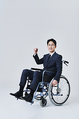 포토 JPG 스튜디오촬영 전신 응시 남자 안경 비즈니스 회색배경 직장 실내 한명 미소 앉기 정장 성인 옆모습 30대 비즈니스라이프 파이팅 주먹 한국인 비즈니스맨 장애인 휠체어 성인남자한명만 안경낌 장애인취업 국내포토 1 라이프스타일 시선 잡화 옷 뷰포인트 백그라운드 회사 모션 표정 사람 동양인 내부 장년 회색 직장인 장애 남자한명만 성인남자만 파일형식