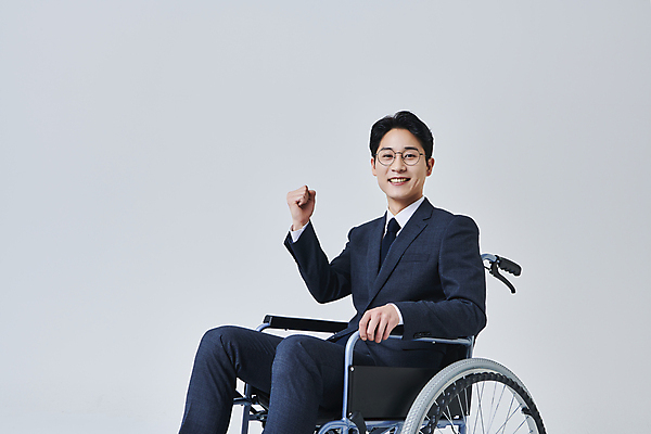 포토 JPG 스튜디오촬영 응시 남자 안경 비즈니스 회색배경 직장 실내 한명 미소 앉기 정장 상반신 성인 옆모습 30대 비즈니스라이프 파이팅 주먹 한국인 비즈니스맨 장애인 휠체어 성인남자한명만 안경낌 장애인취업 국내포토 1 라이프스타일 시선 잡화 옷 뷰포인트 백그라운드 회사 모션 표정 사람 동양인 내부 장년 회색 직장인 장애 남자한명만 성인남자만 파일형식