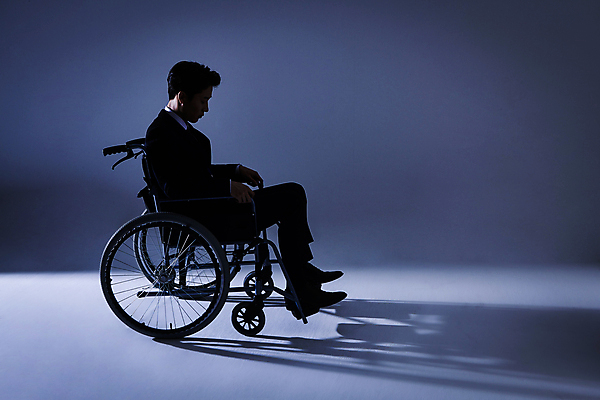 포토 JPG 스튜디오촬영 전신 남자 비즈니스 직장 실내 그림자 한명 앉기 정장 성인 옆모습 30대 비즈니스라이프 어둠 한국인 비즈니스맨 장애인 휠체어 파란배경 우울감 우울증 성인남자한명만 장애인취업 PTSD 국내포토 1 라이프스타일 옷 감정 뷰포인트 백그라운드 회사 모션 사람 동양인 내부 장년 파란색 직장인 질병 장애 남자한명만 성인남자만 파일형식