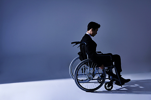 포토 JPG 스튜디오촬영 전신 남자 비즈니스 직장 실내 그림자 한명 앉기 정장 성인 옆모습 30대 비즈니스라이프 어둠 한국인 비즈니스맨 장애인 휠체어 파란배경 우울감 우울증 성인남자한명만 장애인취업 PTSD 국내포토 1 라이프스타일 옷 감정 뷰포인트 백그라운드 회사 모션 사람 동양인 내부 장년 파란색 직장인 질병 장애 남자한명만 성인남자만 파일형식