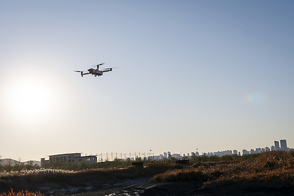 포토 JPG 주간 하늘 사람없음 야외 건물 햇빛 가을풍경 가을 비행 분위기 경기도 항공촬영 드론 시흥 국내포토 자연요소 건축물 계절 뷰포인트 컨셉 한국 풍경 태양 파일형식 가을_계절