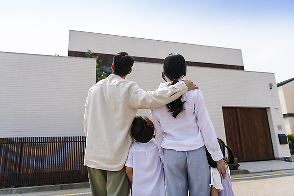포토 JPG 주간 여자 남자 딸 행복 아들 어린이 가족 엄마 어깨동무 함께함 소녀 소년 여러명 상반신 성인 야외 뒷모습 30대 기쁨 한국인 가족라이프 아빠 핵가족 내집마련 단독주택 국내포토 자연요소 라이프스타일 감정 뷰포인트 포즈 다수 컨셉 관계 부동산 주택 사람 동양인 장년 파일형식