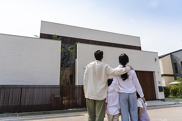 포토 JPG 주간 여자 남자 딸 행복 아들 어린이 가족 엄마 어깨동무 함께함 소녀 소년 여러명 상반신 성인 야외 뒷모습 30대 기쁨 한국인 가족라이프 아빠 핵가족 내집마련 단독주택 국내포토 자연요소 라이프스타일 감정 뷰포인트 포즈 다수 컨셉 관계 부동산 주택 사람 동양인 장년 파일형식