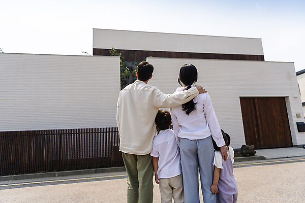 포토 JPG 주간 여자 남자 딸 행복 아들 어린이 가족 엄마 어깨동무 함께함 소녀 소년 여러명 상반신 성인 야외 뒷모습 30대 기쁨 한국인 가족라이프 아빠 핵가족 내집마련 단독주택 국내포토 자연요소 라이프스타일 감정 뷰포인트 포즈 다수 컨셉 관계 부동산 주택 사람 동양인 장년 파일형식