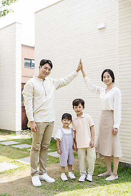 포토 JPG 주간 전신 응시 여자 남자 딸 행복 아들 어린이 가족 엄마 함께함 서기 미소 소녀 소년 여러명 성인 야외 앞모습 30대 정원 손잡기 기쁨 한국인 가족라이프 아빠 핵가족 내집마련 단독주택 손맞댄 국내포토 자연요소 라이프스타일 시선 감정 뷰포인트 다수 컨셉 관계 모션 부동산 주택 표정 사람 동양인 장년 파일형식