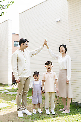 포토 JPG 주간 전신 응시 여자 남자 딸 행복 아들 어린이 가족 엄마 함께함 서기 미소 소녀 소년 여러명 성인 야외 앞모습 30대 정원 손잡기 기쁨 한국인 가족라이프 아빠 핵가족 내집마련 단독주택 손맞댄 국내포토 자연요소 라이프스타일 시선 감정 뷰포인트 다수 컨셉 관계 모션 부동산 주택 표정 사람 동양인 장년 파일형식