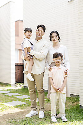 포토 JPG 주간 전신 응시 여자 남자 딸 행복 아들 어린이 가족 엄마 함께함 서기 미소 소녀 소년 여러명 성인 야외 앞모습 옆모습 30대 정원 기쁨 한국인 가족라이프 아빠 핵가족 내집마련 단독주택 들어올리기 국내포토 자연요소 라이프스타일 시선 감정 뷰포인트 다수 컨셉 관계 모션 부동산 주택 표정 사람 동양인 장년 파일형식