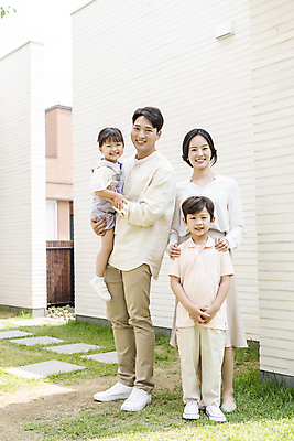 포토 JPG 주간 전신 응시 여자 남자 딸 행복 아들 어린이 가족 엄마 함께함 서기 미소 소녀 소년 여러명 성인 야외 앞모습 옆모습 30대 정원 기쁨 한국인 가족라이프 아빠 핵가족 내집마련 단독주택 들어올리기 국내포토 자연요소 라이프스타일 시선 감정 뷰포인트 다수 컨셉 관계 모션 부동산 주택 표정 사람 동양인 장년 파일형식