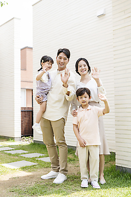 포토 JPG 주간 전신 응시 여자 남자 딸 행복 아들 어린이 가족 엄마 함께함 서기 미소 소녀 소년 여러명 성인 야외 앞모습 옆모습 30대 정원 기쁨 한국인 가족라이프 아빠 핵가족 내집마련 손인사 단독주택 들어올리기 국내포토 자연요소 라이프스타일 시선 감정 뷰포인트 다수 컨셉 관계 모션 부동산 주택 표정 사람 동양인 장년 인사 파일형식