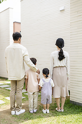 포토 JPG 주간 전신 여자 남자 딸 행복 아들 어린이 가족 엄마 함께함 서기 소녀 소년 여러명 성인 야외 뒷모습 30대 정원 기쁨 한국인 가족라이프 아빠 핵가족 내집마련 단독주택 어깨에손 국내포토 자연요소 라이프스타일 감정 뷰포인트 다수 컨셉 관계 모션 부동산 주택 사람 동양인 장년 파일형식