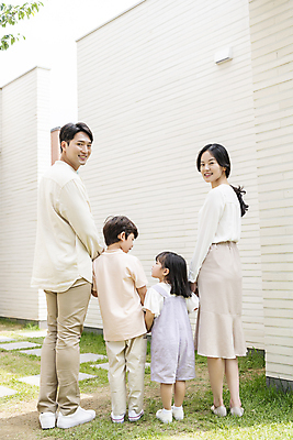 포토 JPG 주간 전신 응시 여자 남자 딸 행복 아들 어린이 가족 엄마 함께함 서기 미소 소녀 소년 여러명 성인 야외 뒷모습 30대 마주보기 정원 기쁨 한국인 가족라이프 뒤돌아보기 아빠 핵가족 내집마련 단독주택 국내포토 자연요소 라이프스타일 시선 감정 뷰포인트 다수 컨셉 관계 모션 부동산 주택 표정 사람 동양인 장년 파일형식