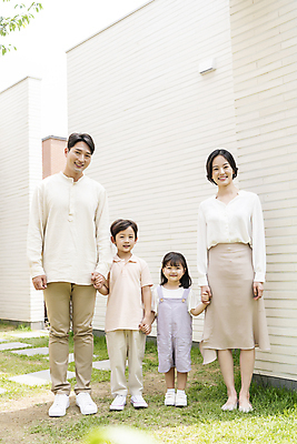 포토 JPG 주간 전신 응시 여자 남자 딸 행복 아들 어린이 가족 엄마 함께함 서기 미소 소녀 소년 여러명 성인 야외 앞모습 30대 정원 손잡기 기쁨 한국인 가족라이프 아빠 핵가족 내집마련 단독주택 국내포토 자연요소 라이프스타일 시선 감정 뷰포인트 다수 컨셉 관계 모션 부동산 주택 표정 사람 동양인 장년 파일형식