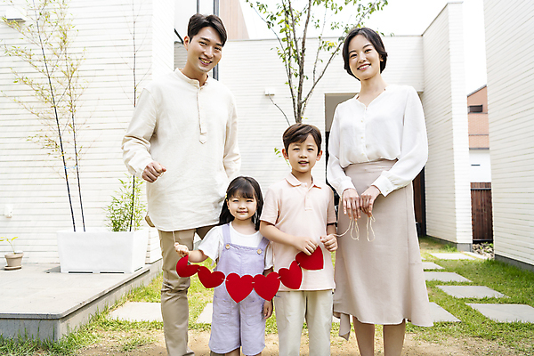 포토 JPG 주간 응시 여자 남자 딸 행복 아들 어린이 가족 엄마 함께함 미소 소녀 소년 여러명 상반신 성인 야외 앞모습 30대 정원 기쁨 한국인 하트 잡기 가족라이프 아빠 핵가족 내집마련 가랜드 단독주택 국내포토 자연요소 모양 라이프스타일 시선 감정 뷰포인트 다수 컨셉 관계 모션 부동산 주택 표정 사람 동양인 장년 파티용품 파일형식