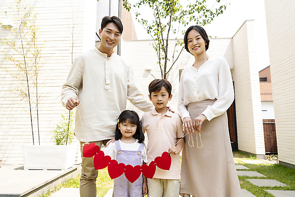 포토 JPG 주간 응시 여자 남자 딸 행복 아들 어린이 가족 엄마 함께함 미소 소녀 소년 여러명 상반신 성인 야외 앞모습 30대 정원 기쁨 한국인 하트 잡기 가족라이프 아빠 핵가족 내집마련 가랜드 단독주택 국내포토 자연요소 모양 라이프스타일 시선 감정 뷰포인트 다수 컨셉 관계 모션 부동산 주택 표정 사람 동양인 장년 파티용품 파일형식