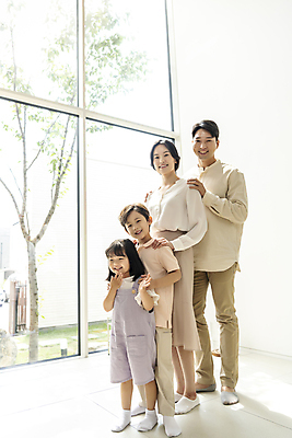 포토 JPG 주간 전신 응시 여자 남자 딸 행복 아들 어린이 창문 가족 엄마 함께함 실내 서기 미소 소녀 소년 여러명 성인 옆모습 30대 손들기 기쁨 한국인 가족라이프 아빠 창가 핵가족 내집마련 줄서기 어깨에손 국내포토 자연요소 라이프스타일 시선 감정 뷰포인트 다수 컨셉 관계 모션 부동산 표정 사람 동양인 내부 장년 파일형식