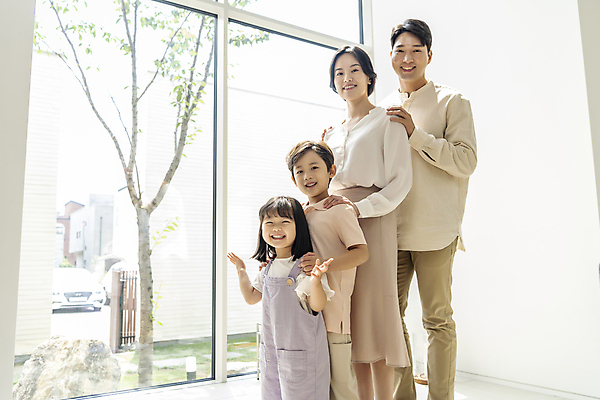 포토 JPG 주간 응시 여자 남자 딸 행복 아들 어린이 창문 가족 엄마 함께함 실내 서기 미소 소녀 소년 여러명 상반신 성인 옆모습 30대 손들기 기쁨 한국인 가족라이프 아빠 창가 핵가족 내집마련 줄서기 어깨에손 국내포토 자연요소 라이프스타일 시선 감정 뷰포인트 다수 컨셉 관계 모션 부동산 표정 사람 동양인 내부 장년 파일형식