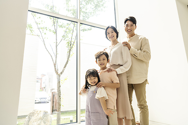 포토 JPG 주간 응시 여자 남자 딸 행복 아들 어린이 창문 가족 엄마 함께함 실내 서기 미소 소녀 소년 여러명 상반신 성인 옆모습 30대 기쁨 한국인 가족라이프 아빠 핵가족 내집마련 줄서기 어깨에손 국내포토 자연요소 라이프스타일 시선 감정 뷰포인트 다수 컨셉 관계 모션 부동산 표정 사람 동양인 내부 장년 파일형식