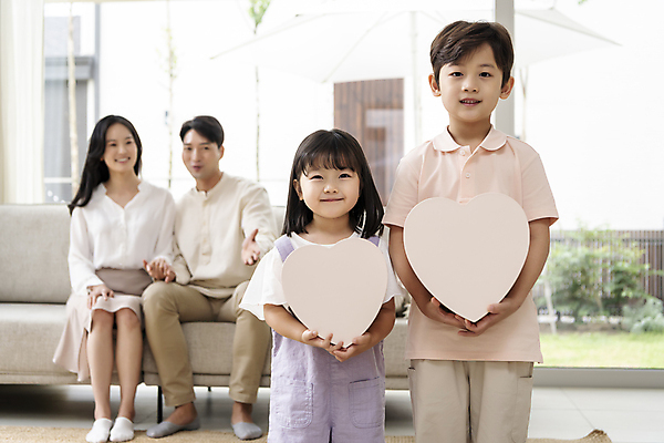 포토 JPG 전신 응시 여자 남자 딸 행복 아들 어린이 거실 가족 엄마 함께함 실내 미소 들기 앉기 소녀 소년 여러명 상반신 성인 앞모습 30대 소파 손잡기 기쁨 한국인 하트 가족라이프 아빠 핵가족 내집마련 국내포토 모양 라이프스타일 시선 감정 뷰포인트 다수 컨셉 의자 관계 모션 부동산 표정 사람 동양인 내부 장년 파일형식