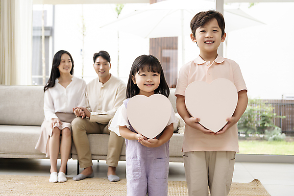 포토 JPG 전신 응시 여자 남자 딸 행복 아들 어린이 거실 가족 엄마 함께함 실내 미소 들기 앉기 소녀 소년 여러명 상반신 성인 앞모습 30대 소파 손잡기 기쁨 한국인 하트 가족라이프 아빠 핵가족 내집마련 국내포토 모양 라이프스타일 시선 감정 뷰포인트 다수 컨셉 의자 관계 모션 부동산 표정 사람 동양인 내부 장년 파일형식