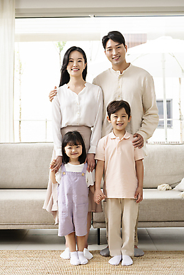 포토 JPG 전신 응시 여자 남자 딸 행복 아들 어린이 거실 가족 엄마 함께함 실내 서기 미소 소녀 소년 여러명 성인 앞모습 30대 손잡기 기쁨 한국인 가족라이프 아빠 핵가족 내집마련 어깨에손 국내포토 라이프스타일 시선 감정 뷰포인트 다수 컨셉 관계 모션 부동산 표정 사람 동양인 내부 장년 파일형식