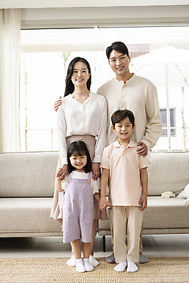 포토 JPG 전신 응시 여자 남자 딸 행복 아들 어린이 거실 가족 엄마 함께함 실내 서기 미소 소녀 소년 여러명 성인 앞모습 30대 손잡기 기쁨 한국인 가족라이프 아빠 핵가족 내집마련 어깨에손 국내포토 라이프스타일 시선 감정 뷰포인트 다수 컨셉 관계 모션 부동산 표정 사람 동양인 내부 장년 파일형식