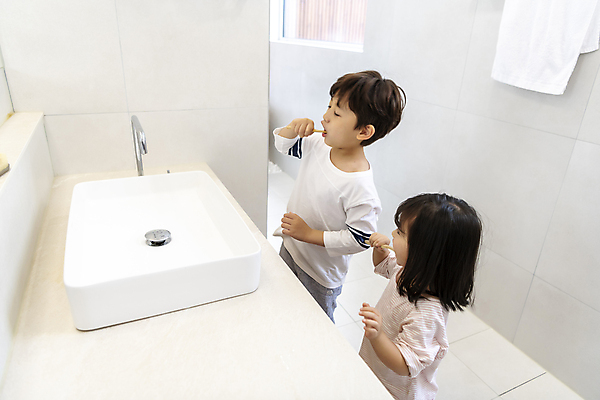 포토 JPG 여자 남자 어린이라이프 어린이 가족 실내 남매 들기 소녀 소년 상반신 두명 옆모습 건강관리 청결 한국인 양치 가족라이프 위생 칫솔 세면대 화장실 치아건강 어린이만 국내포토 라이프스타일 뷰포인트 관계 모션 건강 관리 사람 동양인 내부 위생용품 파일형식